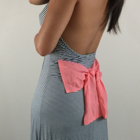 Striped backless maxi dress with bow. - Picture 3 of 7